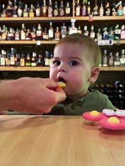 Bébé goûte le citron pour la première fois