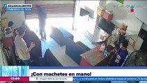 Jóvenes asaltan negocio con todo y machetes