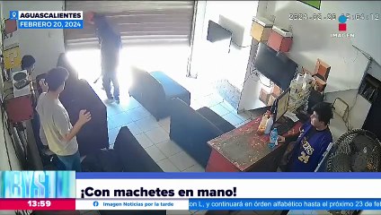 Jóvenes asaltan negocio con todo y machetes