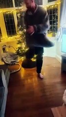Papa attrape habilement les objets avec ses pieds