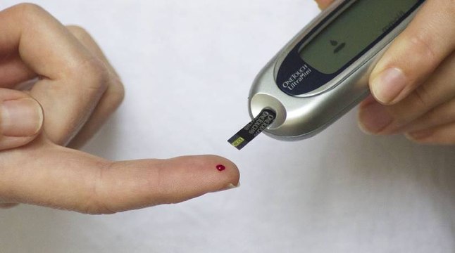 Puede darle un coma : familia de niño con diabetes afectado por la escasez de insulina