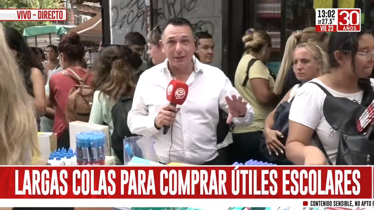 Largas colas para comprar útiles escolares en Once