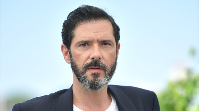 VOICI : César 2024 : Melvil Poupaud, nommé dans la catégorie meilleur acteur, apporte son soutien à Judith Godrèche dès son arrivée