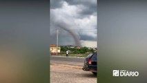 Moradores ficam apavorados ao ver tornado de mais de 100 km/h derrubar paredes e destruir telhados