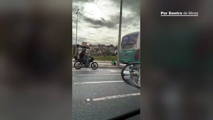 Acidente entre dois ônibus e táxi deixa feridos na Avenida Antônio Carlos, em BH
