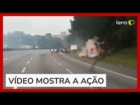 Criminosos atacam e explodem carro-forte em assalto na Rodovia dos Imigrantes, em SP