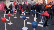 Crollo di Firenze, le croci piantate in piazza durante la manifestazione di Cgil e Uil