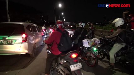 Diduga Pecah Ban, Mobil SUV Tabrak Beton Pembatas Jalan di Jakarta Barat