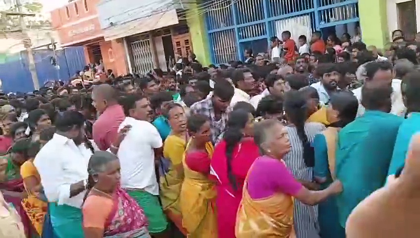 ஆயிரக்கணக்கான பக்தர்கள் அரோகரா கோஷம் முழங்க திருச்செந்தூரில் வெகு விமரிசையாக நடைபெற்ற தேர் திருவிழா