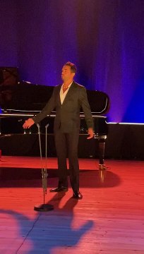 Je ne suis ni né #réalisateur ni né #journaliste, je suis un #homme qui se balade dans des #univers #différents. Ma petite #renommée m'a offert cette #liberté-là et j’en #profite !