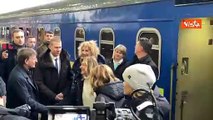 Meloni arriva alla stazione di Kiev