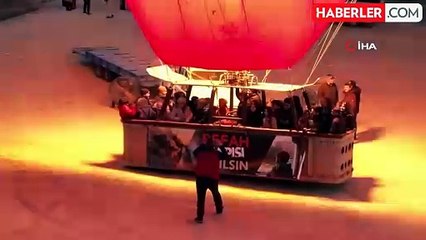 Kapadokya'da balonlar 'Savaşa Hayır' pankartları ile havalandı