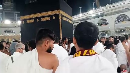 পবিত্র কাবা শরিফ তাওয়াফ করছে