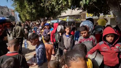 طوابير طويلة بدير البلح أملا بالحصول على وجبة واحدة باليوم