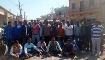 जोधपुर के  डिगाड़ी में पांच महीने में ही उखड़ गई सीसी सड़क, लोगों और दुकानदारों का फूटा गुस्सा