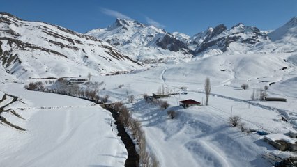 Karla kaplanan Beytüşşebap menderesleriyle büyülüyor