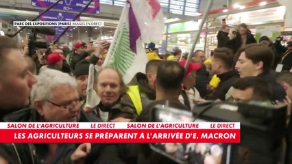 Bousculade et tensions dans les couloirs du salon