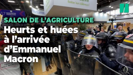 Télécharger la video: Des manifestants forcent l’entrée du Salon de l’agriculture pour rejoindre Macron