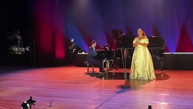 La #mise en #place d’une ##émission est #orchestrée par de tout autres #personnages que ne se l'imaginent ceux dont l'oeil ne plonge pas dans les #coulisses des #répétitions #opera