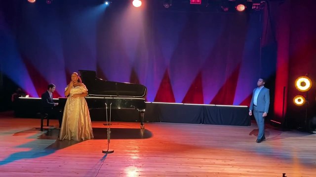 La #mise en #place d’une ##émission est #orchestrée par de tout autres #personnages que ne se l'imaginent ceux dont l'oeil ne plonge pas dans les #coulisses des #répétitions #opera