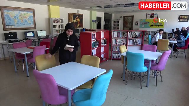 Sude Nur, camide işitme engelli kadınlara hutbe çevirisi yapıyor
