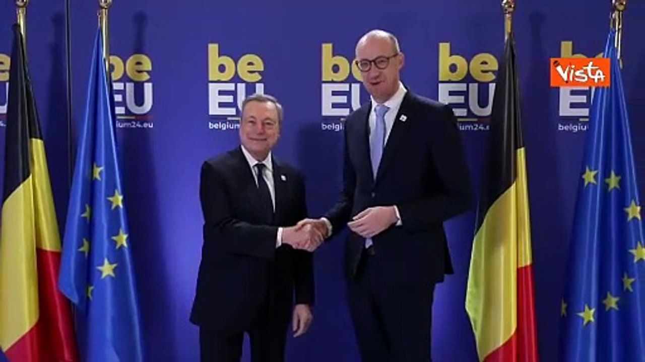 Draghi riceve sciarpa Ecofin al suo arrivo a Gand, in Belgio, per il vertice Ue sull'economia