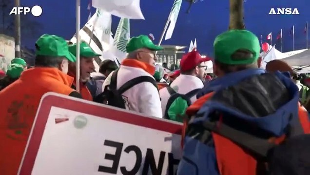 Parigi, alta tensione alla Fiera dell'agricoltura durante la visita di Macron