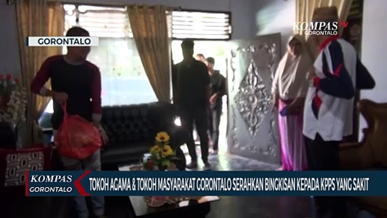 Tokoh Agama dan Tokoh Masyarakat Gorontalo Serahkan Bingkisan Kepada KPPS Yang Sakit