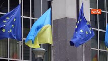 Due anni di guerra, la bandiera ucraina sventola sugli sedi Parlamento Ue Bruxelles e Strasburgo