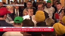 «On va aussi arrêter tous collectivement de dire que l'agriculture est foutue parce que sinon ce n'est pas la peine d'aller chercher les jeunes», s'agace Emmanuel Macron