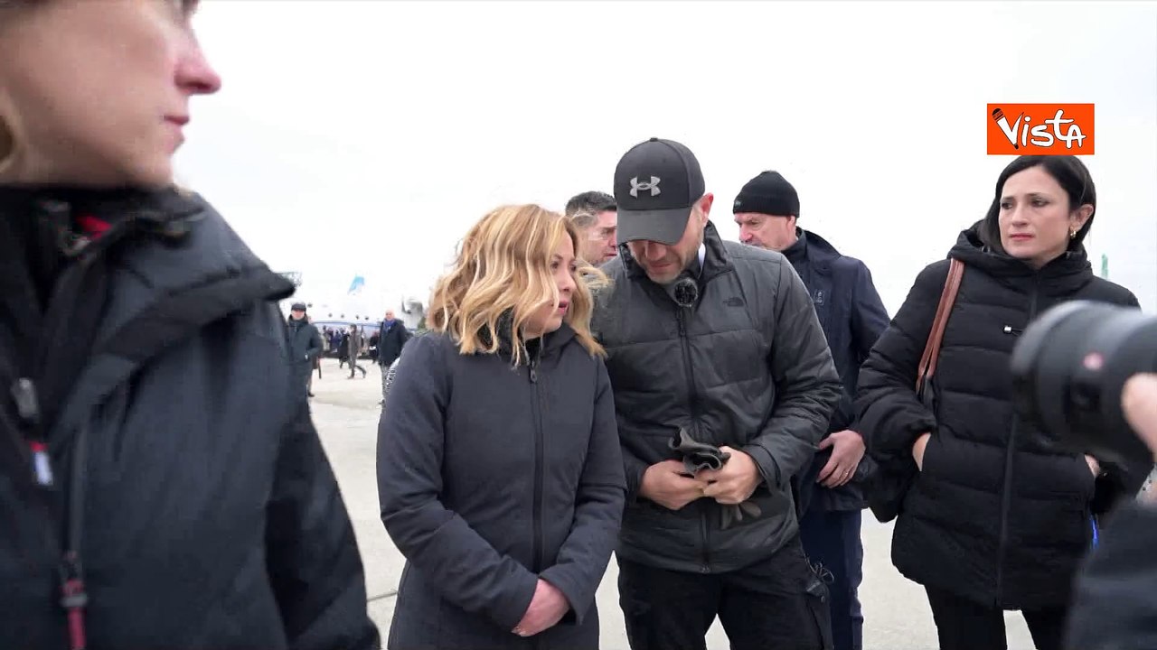 Due anni di guerra in Ucraina, Meloni: "Attenti a non essere vittime della propaganda"
