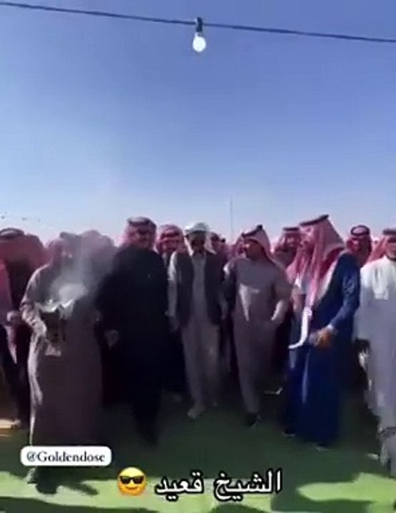 استقبال حافل وتجمهر حول قعيد المجد في إحدى المناسبات
