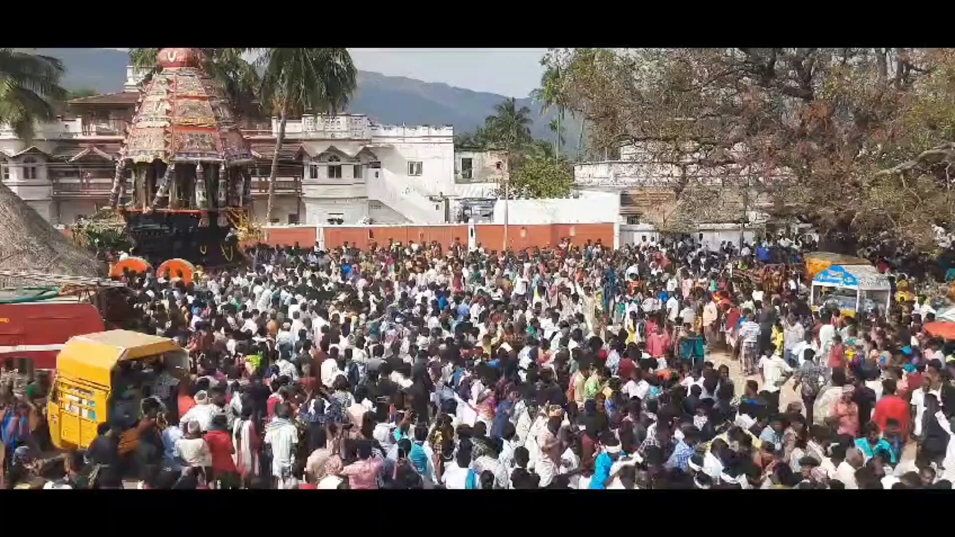 கோவிந்தா கோஷம் விண்ணை பிளக்க கரூரில் ஆயிரக்கணக்கான பக்தர்கள் தேவை வடம் பிடித்து இழுத்தனர்