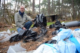 Balizac : d'innombrables déchets plastiques découverts autour d'une palombière abandonnée