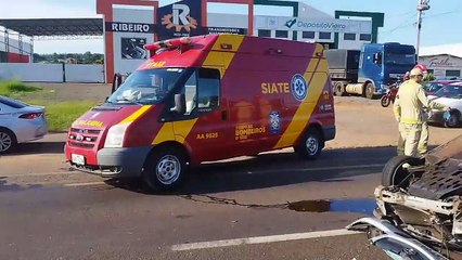 Homem é ejetado de carro após capotamento na PR-323, em Umuarama