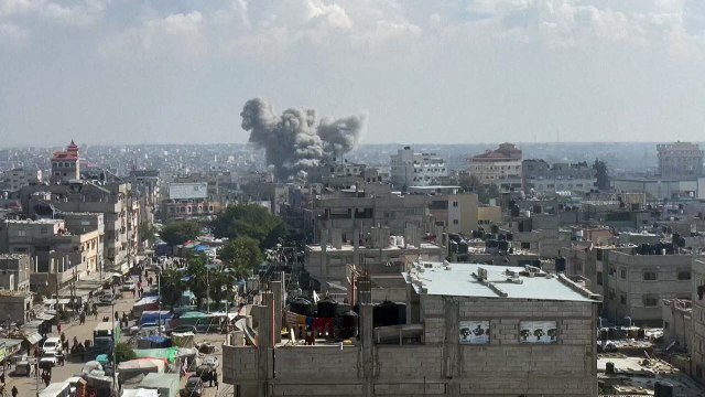 تصاعد أعمدة دخانية فوق رفح جنوب غزة