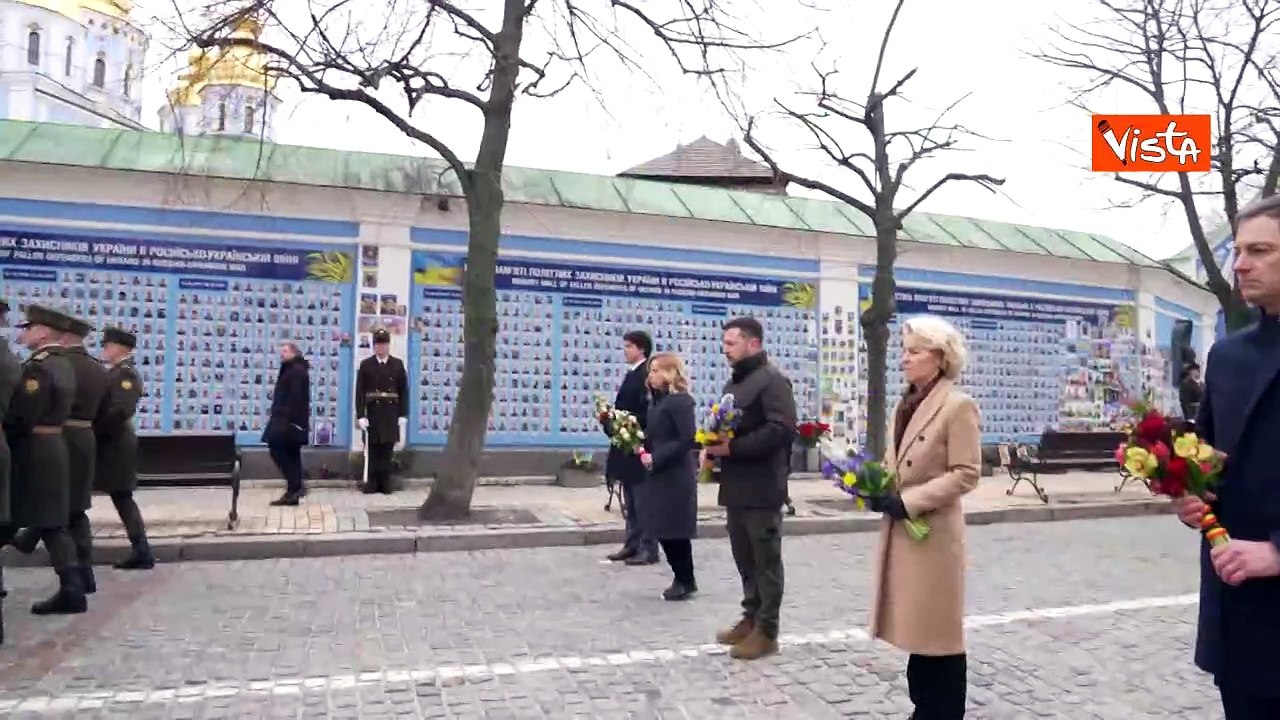 L'omaggio di Meloni, von der Leyen e Zelensky al muro dei caduti in Ucraina