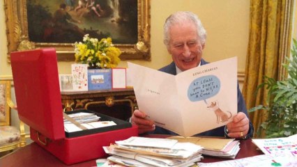 Carlos III leyendo cartas de apoyo con motivo del cáncer que sufre