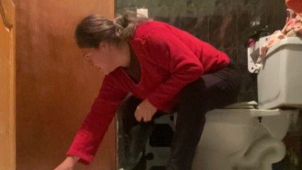 Mom and daughter's attempts to catch mouse in bathroom are PURE DISASTER!
