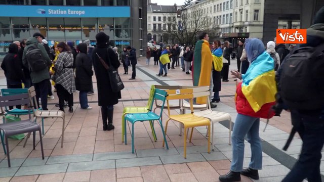Due anni di guerra in Ucraina, alla manifestazione al Parlamento Ue una bandiera di 30 metri