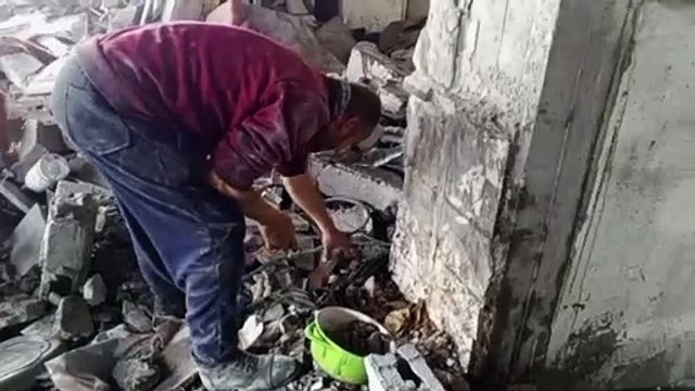 فلسطينيون يبحثون بين الركام عقب قصف إسرائيلي على غزة