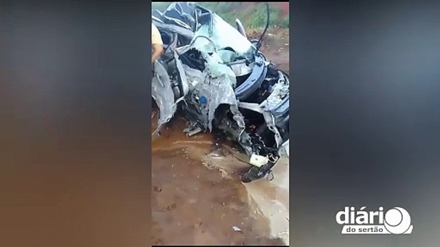 Homem fica em estado grave após colisão lateral entre carro e caminhão na BR-116, região de Cajazeiras