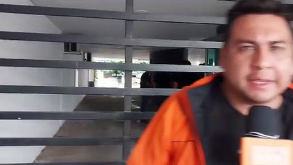 Un hombre recibe un impacto de bala