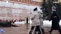 Mosca, le mogli dei soldati in Ucraina depongono fiori sulla tomba del Milite Ignoto
