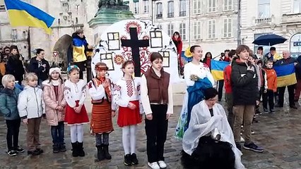Spectacle des réfugiés ukrainiens à La Rochelle pour commémorer les deux ans de la guerre