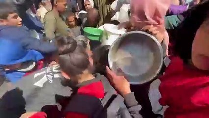 Gaza: des Palestiniens font la queue pour de la nourriture alors que la famine menace