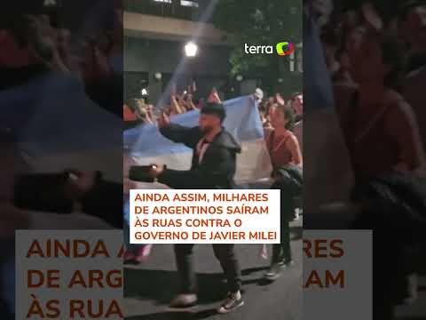 Governo Milei coloca polícia para revistar ônibus ao tentar sufocar protestos em Buenos Aires