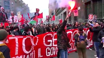 Video herunterladen: Manifestazione pro-Palestina a Milano: cartelli con le mani insanguinate sui volti dei politici