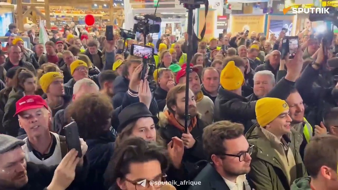  Des heurts ont éclaté entre manifestants et forces de l'ordre à l'arrivée d'Emmanuel Macron au Salon de l'agriculture à ParisLe Président a été accueilli par des sifflets, des cris "Macron démission" ou bien "La chasse au Macron est ouverte!".