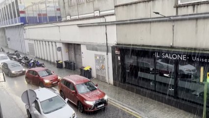 Una breve pero fuerte granizada tiñe de blanco la localidad barcelonesa de Mataró